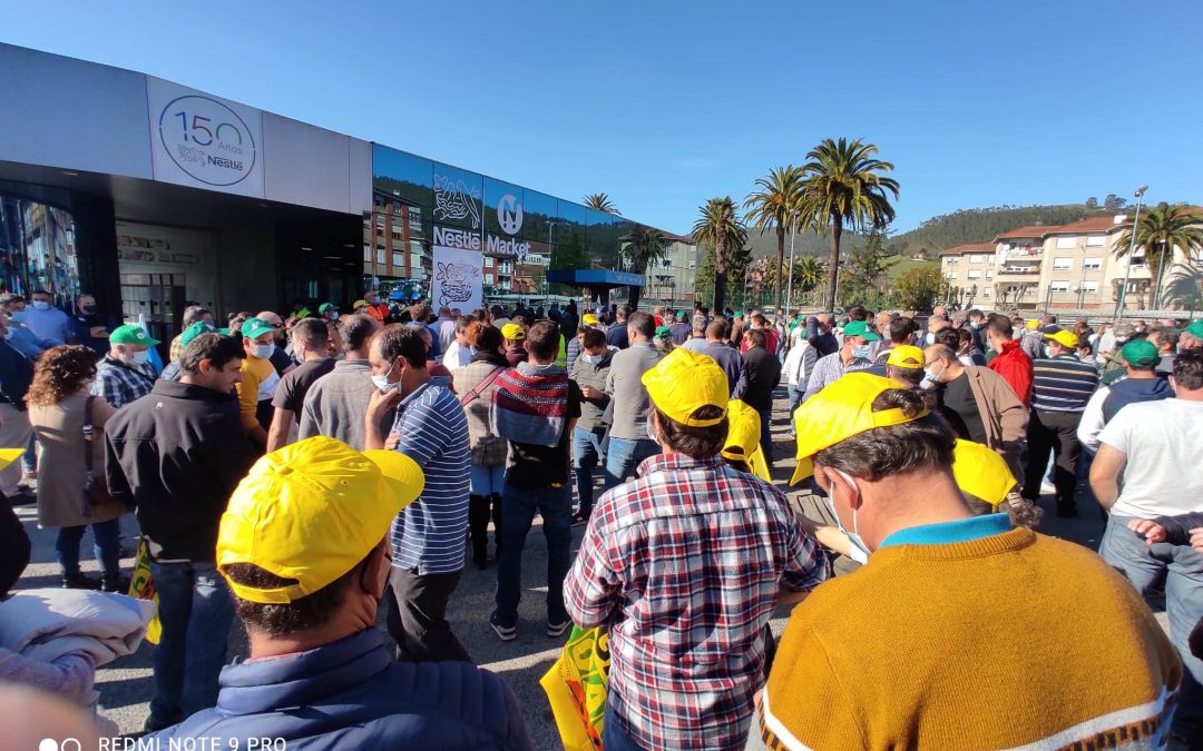 MÁS DE 100 TRACTORES SE CONCENTRAN FRENTE A NESTLÉ EN PROTESTA POR LOS BAJOS PRECIOS DE LA LECHE EN ORIGEN