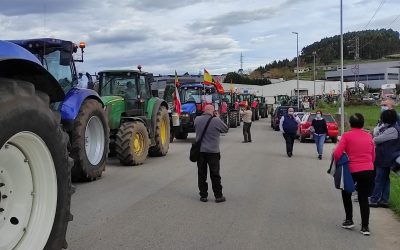 Los ganaderos de Cantabria reivindican un precio justo por la leche frente a la industria Celta, en Meruelo