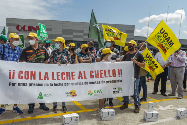 MAS DE 300 GANADEROS SE CONCENTRAN EN MAKRO PARA REIVINDICAR UNOS PRECIOS DE LA LECHE EN ORIGEN POR ENCIMA DE COSTES DE PRODUCCIÓN